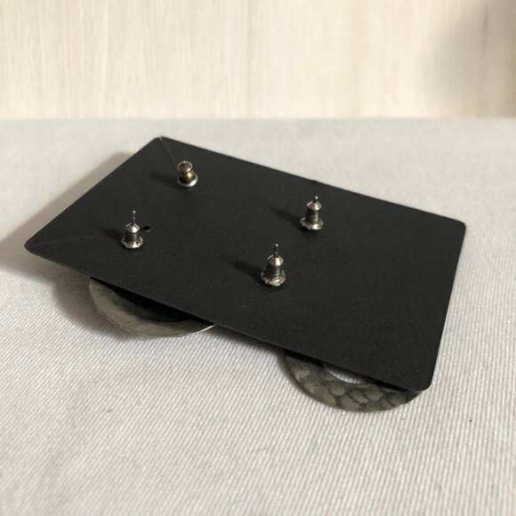 2 Pairs Stamped Round Pierced Stud Earrings Silver Tone - Picture 3 of 5